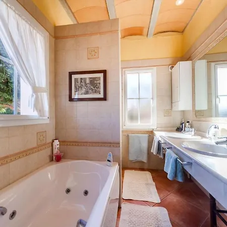 Sleeps 7 Air Con Wifi * Trebeluger