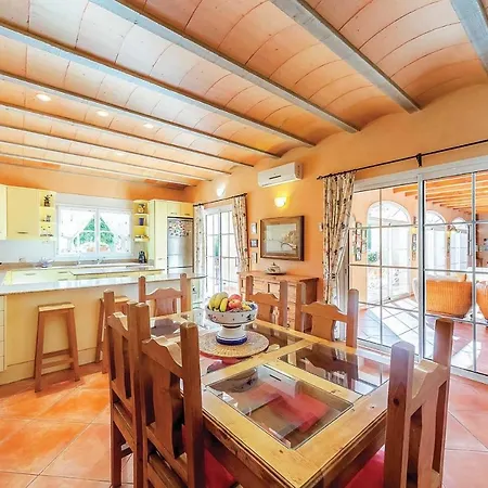 Sleeps 7 Air Con Wifi Villa