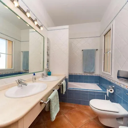 Sleeps 7 Air Con Wifi Trebeluger