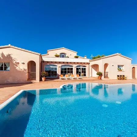Villa Sleeps 7 Air Con Wifi